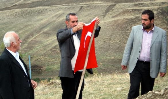 PKK kurbanı gencin mezarına Türk bayrağı