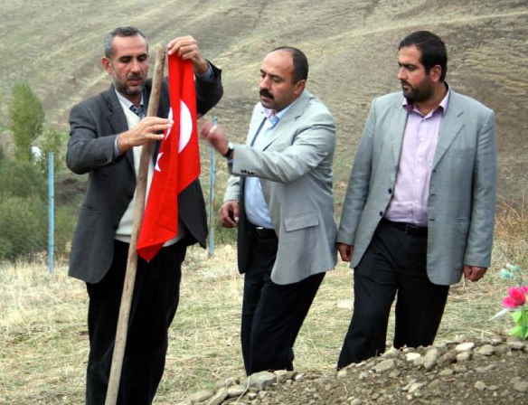 PKK kurbanı gencin mezarına Türk bayrağı