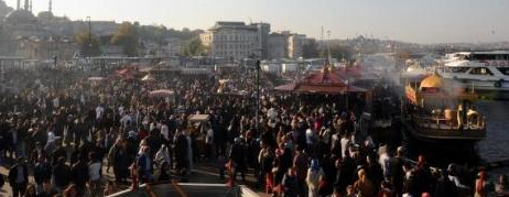 İstanbul'da herkes kendini sokağa attı