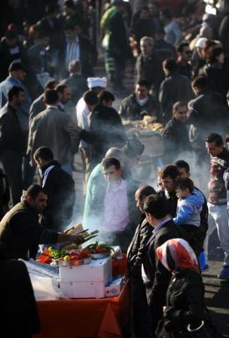 İstanbul'da herkes kendini sokağa attı