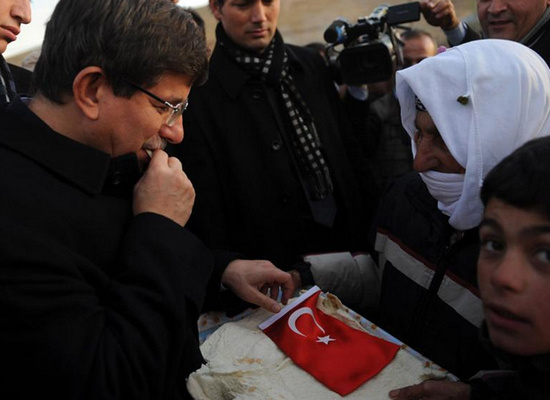 Davutoğlu ailesi ikizlere sahip çıktı!