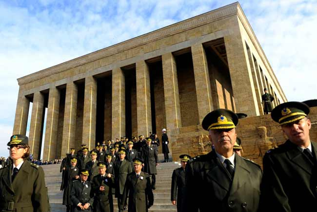 Anıtkabir'de Atatürk saygıyla anıldı