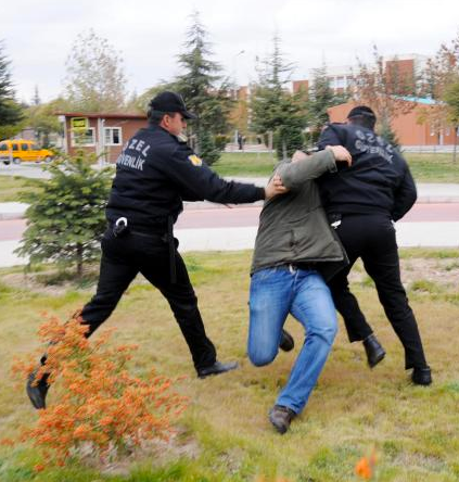 Arınç'a protestoya gözaltı