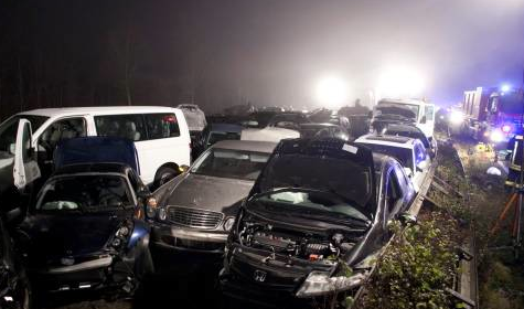 Zincirleme kazada 52 araç birbirine girdi