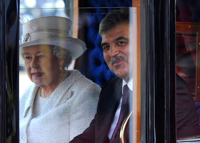 Abdullah Gül krallar gibi karşılandı!