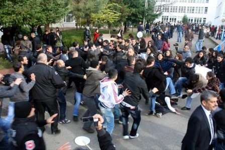 Öğretmen adayları fena kapıştı