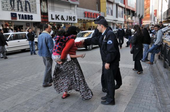 Engelli çocuğunu dilendirdi