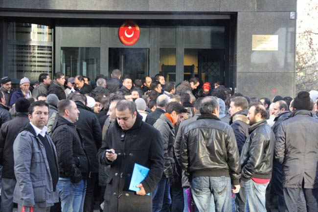 Türk gençleri konsolosluklara akın etti