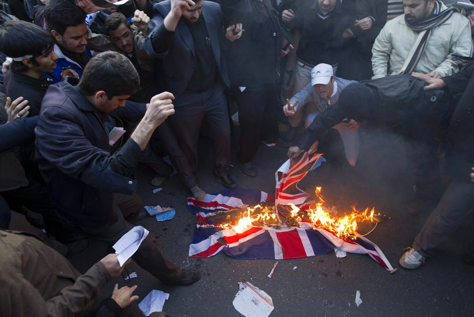 Tahran'da İngiliz Büyükelçiliği'ne saldırı