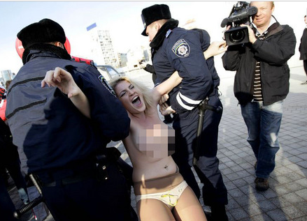 FEMEN yine soyundu