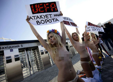 FEMEN yine soyundu