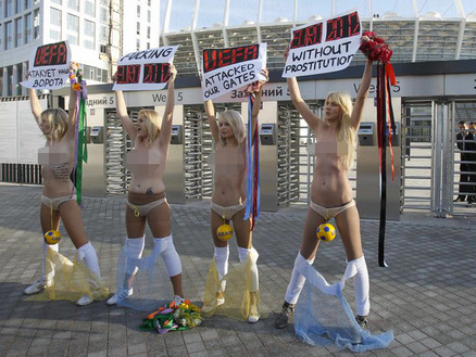 FEMEN yine soyundu