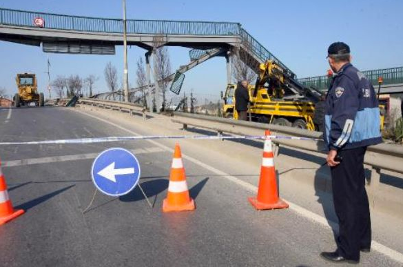 TIR üstgeçidi yıktı geçti!