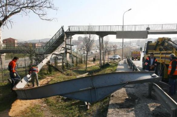 TIR üstgeçidi yıktı geçti!