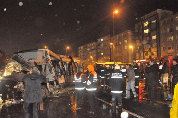 Metrobüs yolunda feci kaza