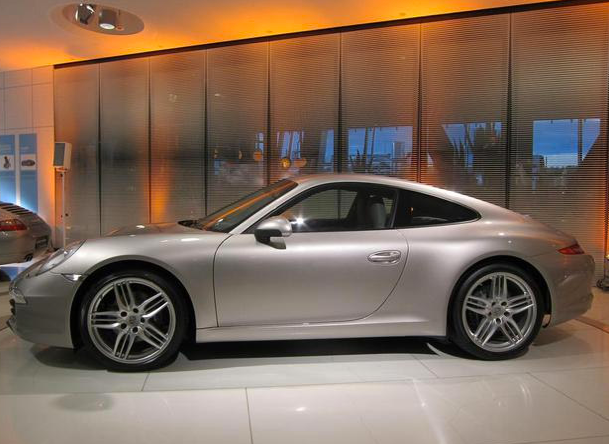 Yarı fiyatına 2012 model Porsche