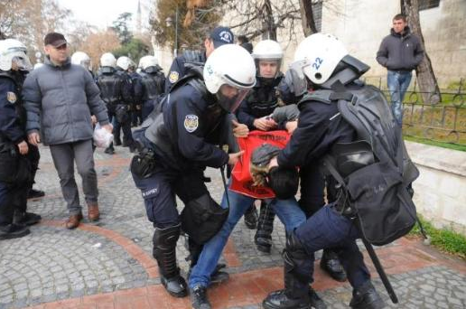 Polis öğrencileri böyle dövdü!