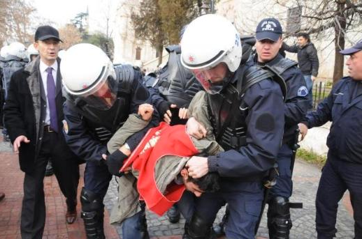 Polis öğrencileri böyle dövdü!