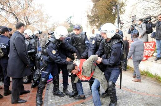 Polis öğrencileri böyle dövdü!