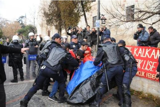 Polis öğrencileri böyle dövdü!