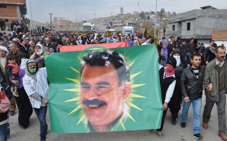 Tank taburu önünde PKK bayrağı