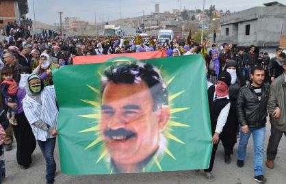 Tank taburu önünde Öcalan fotoğrafı