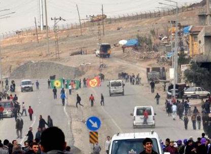 Tank taburu önünde Öcalan fotoğrafı