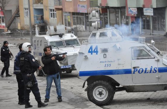 Hakkari sokakları savaş alanına döndü