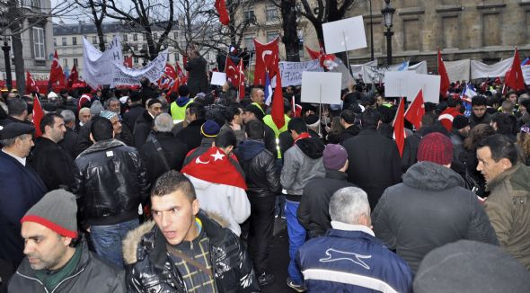 Fransa'daki Türkler ayakta