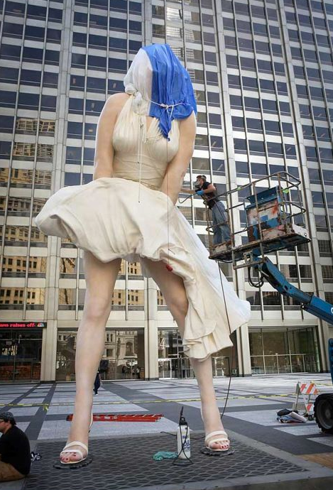 Dev Marilyn Monroe anıtı