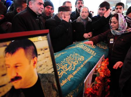 Azer Bülbül'ün cenazesinde izhiham