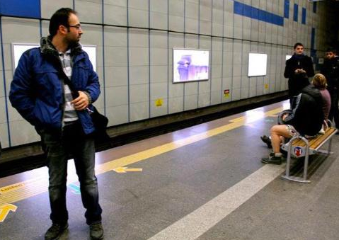 Yarı çıplaklar İstanbul metrosunda!