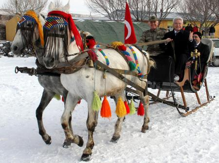 Vali baktı koruma el attı