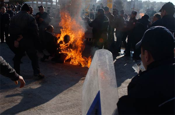 Protesto için kendini cayır cayır yaktı