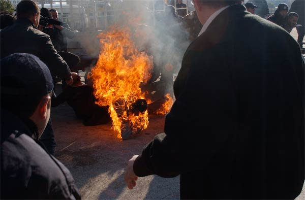 Protesto için kendini cayır cayır yaktı