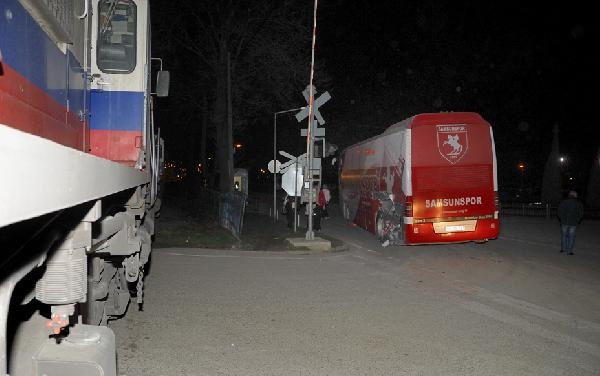 Samsunspor kafilesine tren çarptı