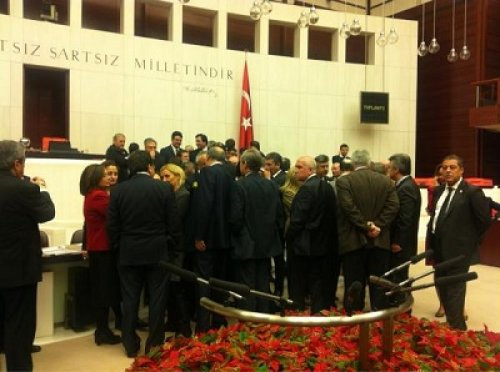 CHP Meclis kürsüsünü işgal etti