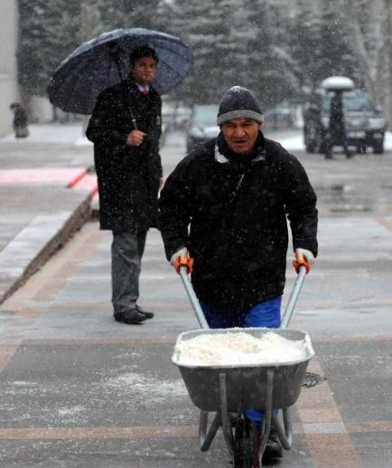 Ankara'lıların tehlikeli kar eğlencesi