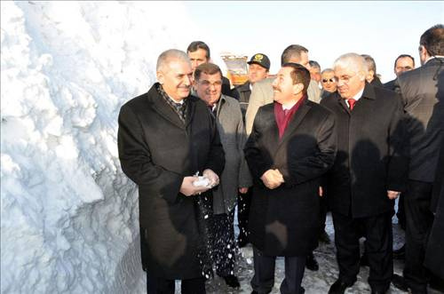 Bakan Yıldırım kar temizliği yaptı