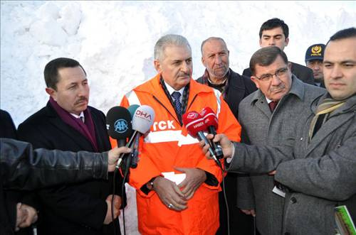 Bakan Yıldırım kar temizliği yaptı