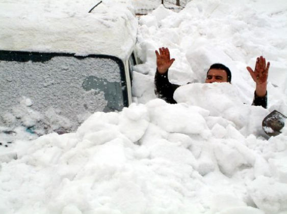 Minibüsünü kar altından çıkaramadı 