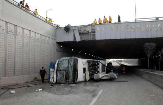 Ankara'da otobüs köprüden uçtu 