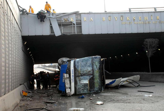 Ankara'da otobüs köprüden uçtu 