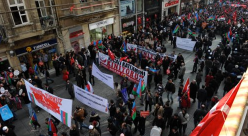 Dev miting de çirkin pankart!