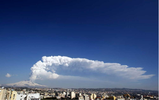 Etna'dan dumanlar yükseliyor