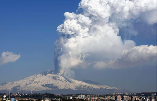 Etna'dan dumanlar yükseliyor