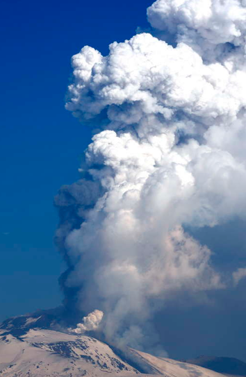 Etna'dan dumanlar yükseliyor