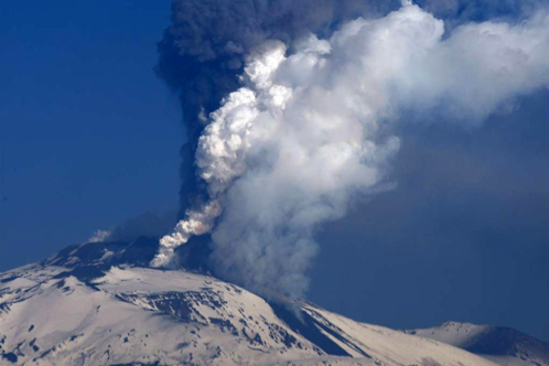 Etna'dan dumanlar yükseliyor