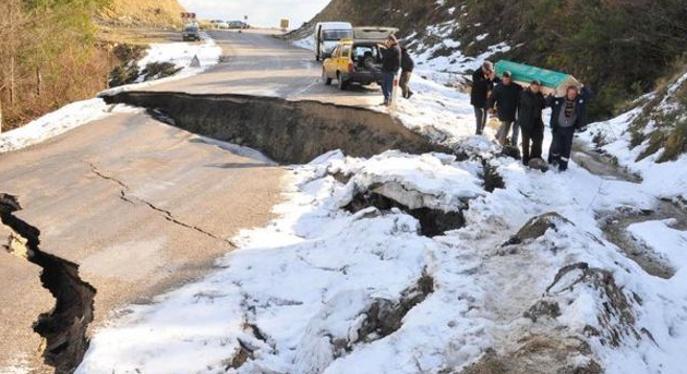 Heyelan yolu bu hale getirdi