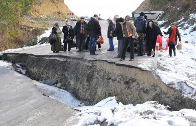 Heyelan yolu bu hale getirdi